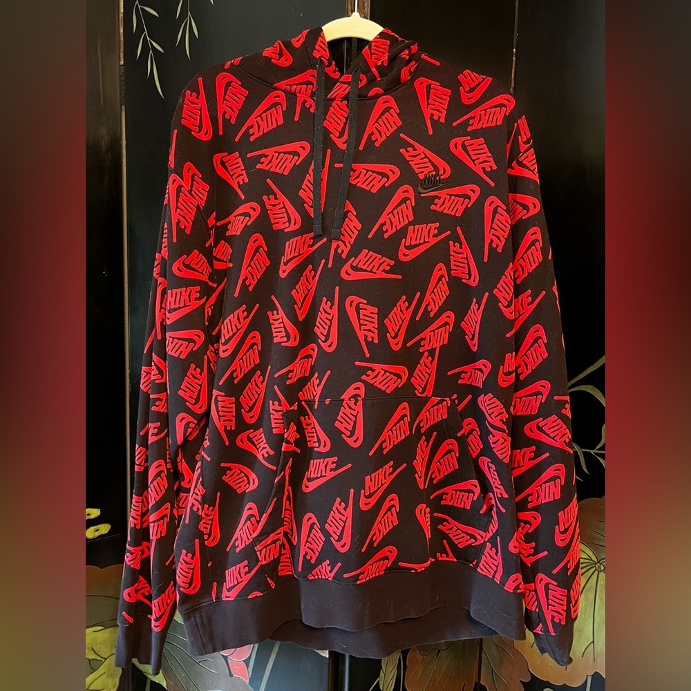 Men’s Nike hoodie in great condition. Ready for cooler temps in style.